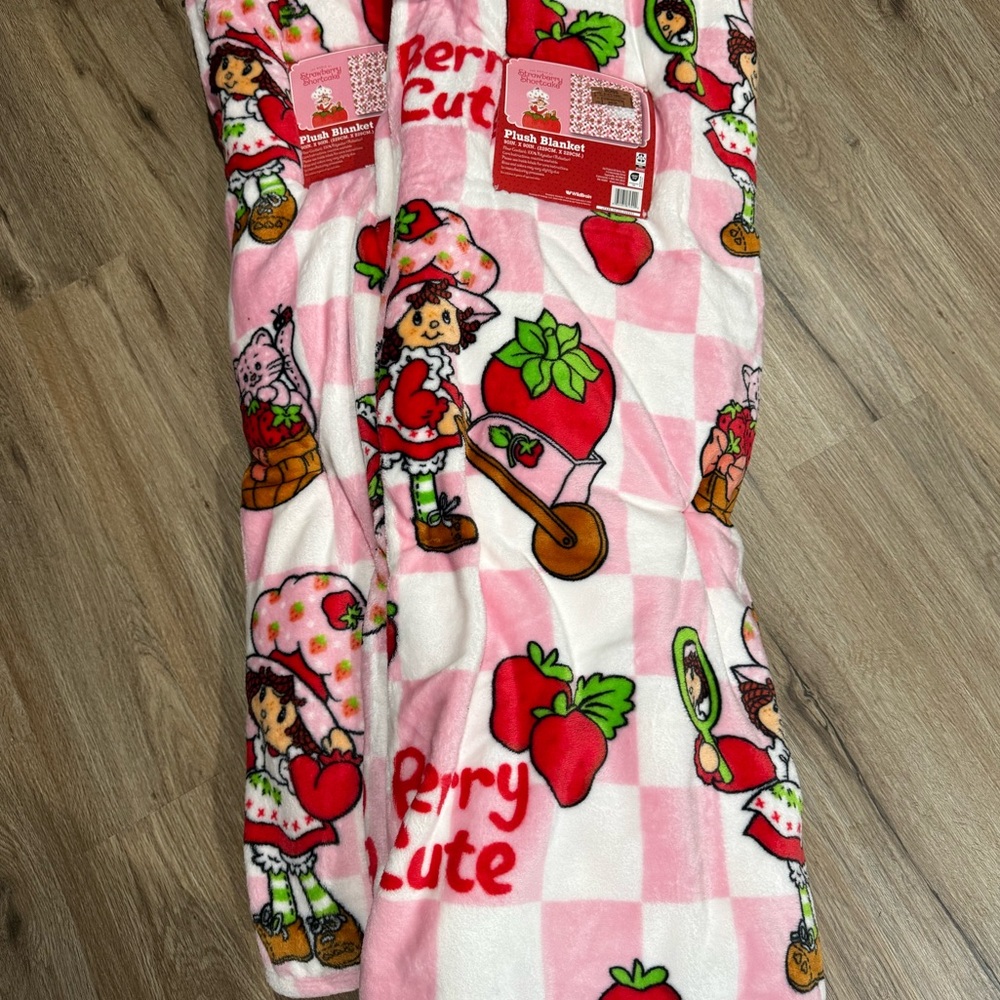 FULL/QUEEN SIZE - Strawberry Shortcake Blanket 🍓